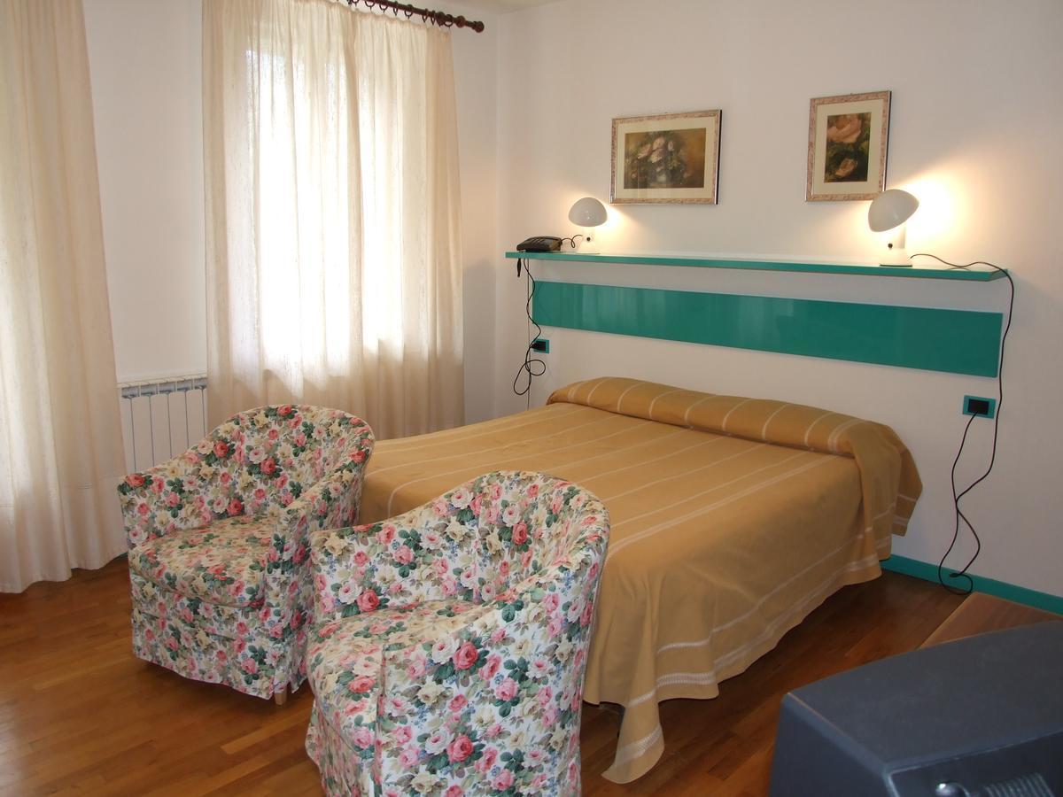 Hotel Villa Patrizia กูติญาโน ภายนอก รูปภาพ